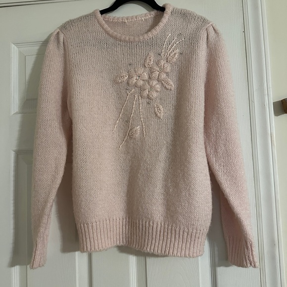 Light pink sweater unknown name and material. Feels like has wool in it. - Picture 1 of 4